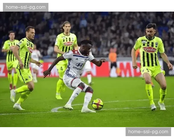 马赛2-1逆转里昂跻身欧战区,奥巴梅扬点射绝杀