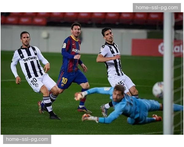 马赛发布对手分析视频,重点剪辑了对方边后卫助攻后留下的空当片段 马赛发布对手分析视频,重点剪辑了对方边后卫助攻后留下的空当片段