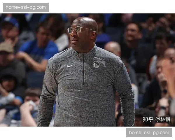 迈克-布朗获评四月最佳教练,接受采访时盛赞球队防守韧性 迈克-布朗获评四月最佳教练,接受采访时盛赞球队防守韧性