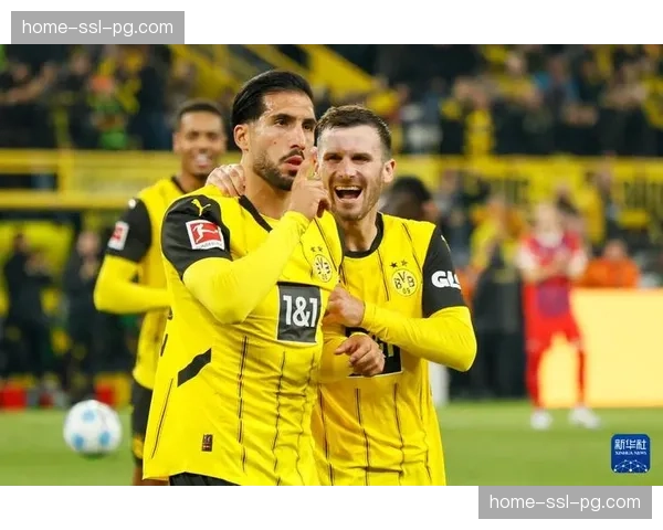 海登海姆主场球迷在比赛第19分钟集体鼓掌致敬已故前主席 海登海姆主场球迷在比赛第19分钟集体鼓掌致敬已故前主席