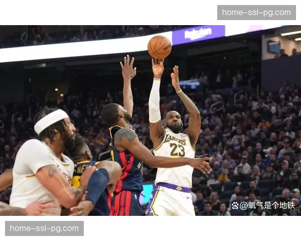 特写:41岁的詹姆斯完成个人第20个常规赛,赛后加练投篮 特写:41岁的詹姆斯完成个人第20个常规赛,赛后加练投篮